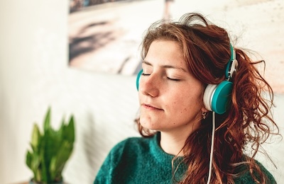 Soins : jeune femme écoutant une musicothérapie
